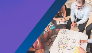 Equipo de trabajo desarrollando el boceto de un mapa mental
